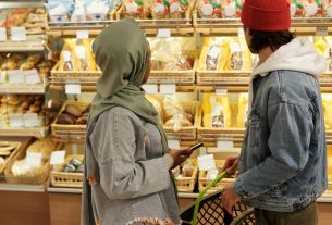muslim couple buying groceries